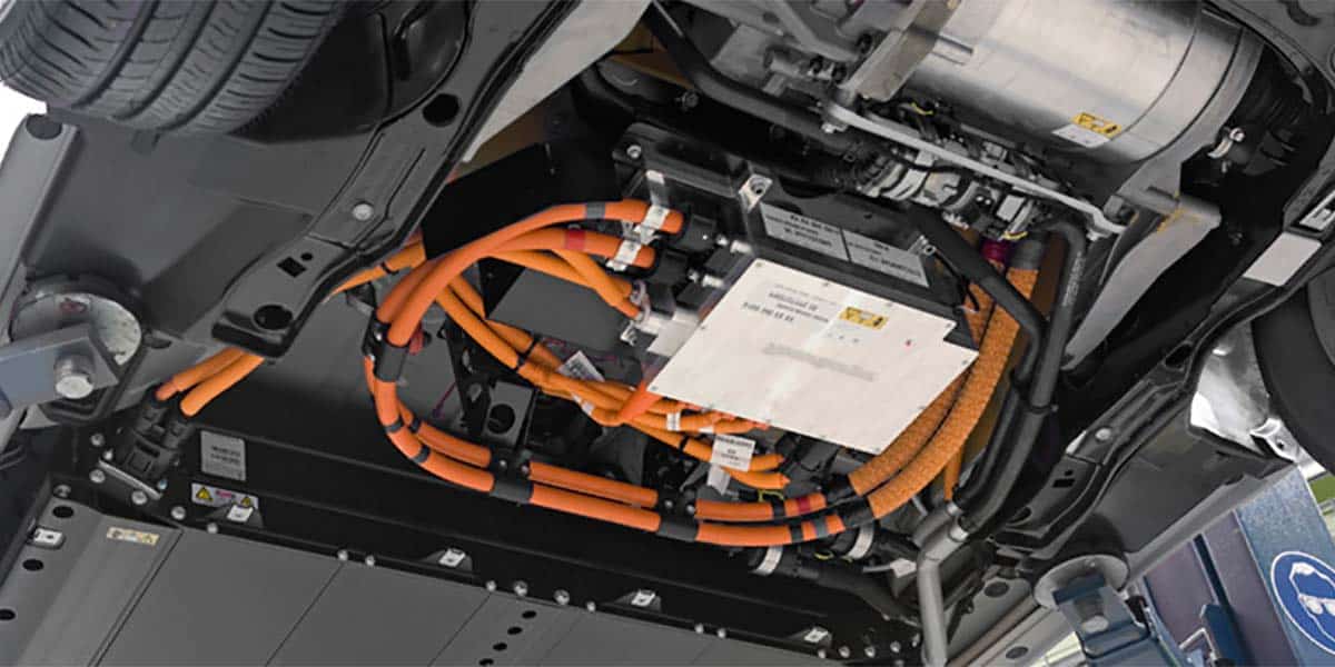 Foto de una revisión y mantenimiento de un coche eléctrico