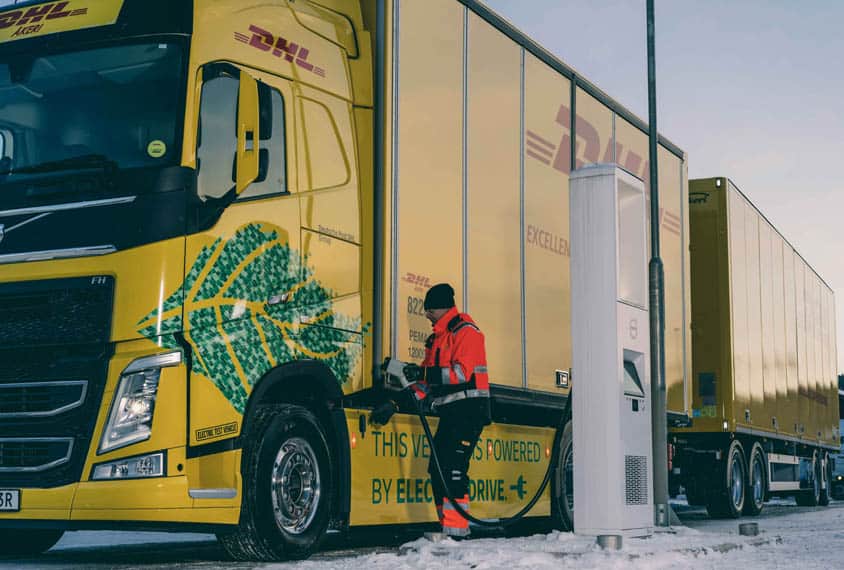 camion-electrico-Volvo-operado-DHL-Freight_cargando