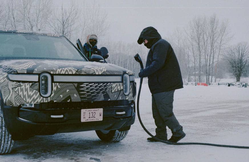pickup-electrica-rivian-r1t-pruebas-climas-frios-cargando