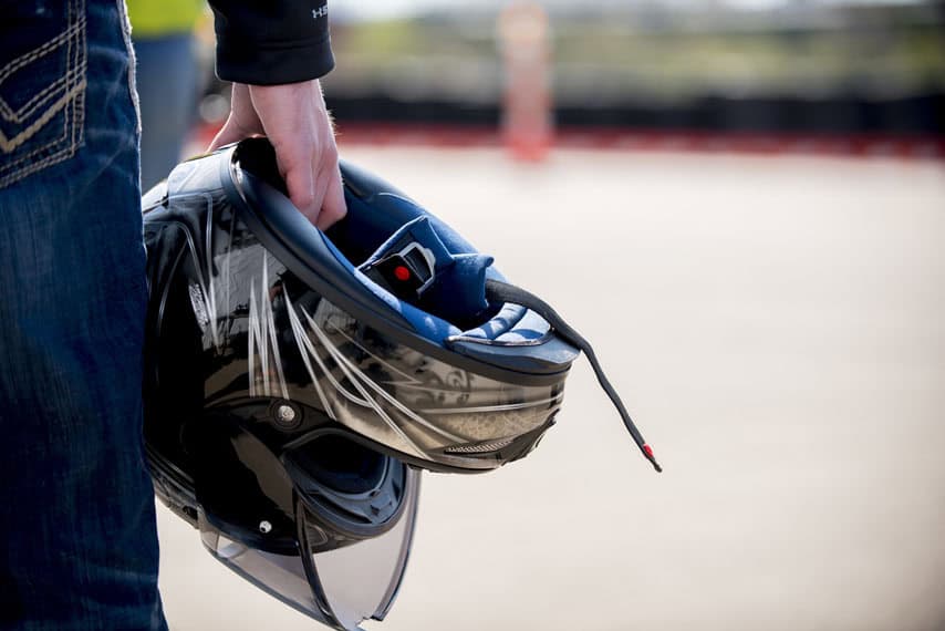 casco-motocicleta-mano