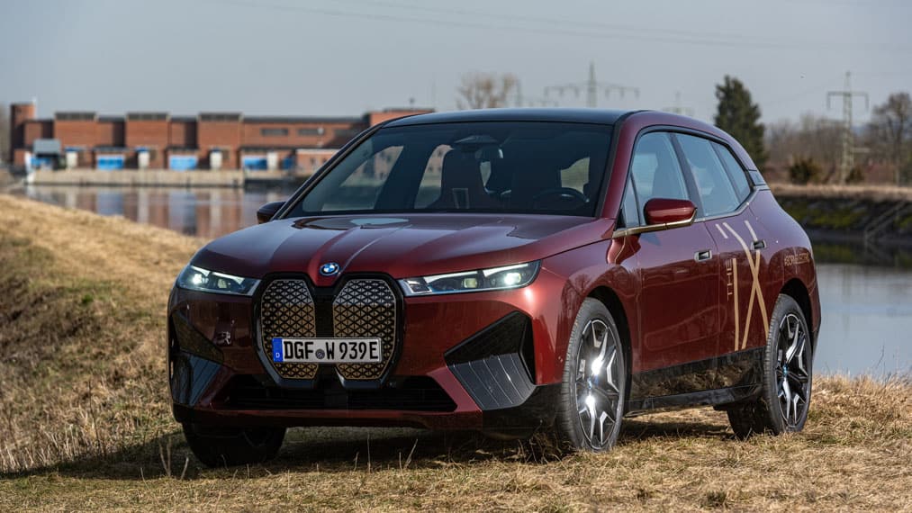 BMW-iX-produccion-color-rojo