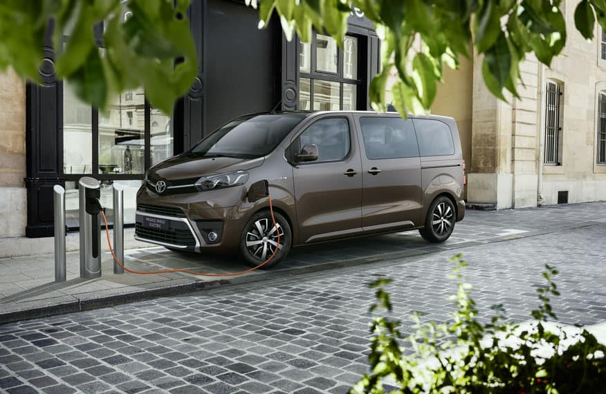 furgoneta-electrica-toyota-proace-verso-electric_cargando-calle