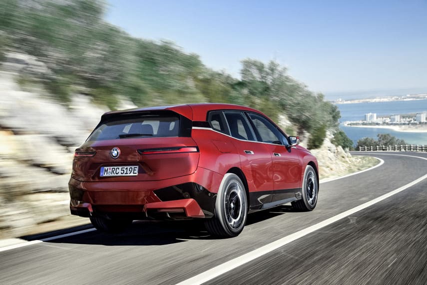 BMW-iX_color-rojo-trasera