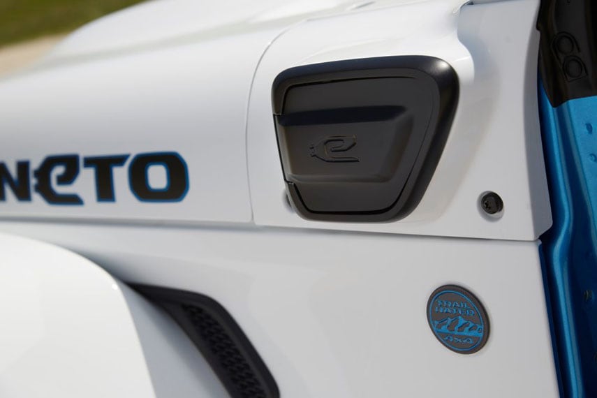 Jeep-Wrangler-Magneto-Concept-SUV-electrico_puerto-carga