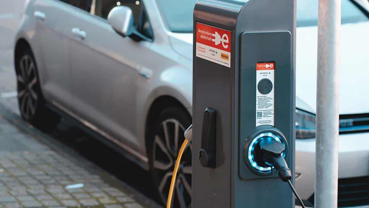 Foto de un coche eléctrico cargando en la calle