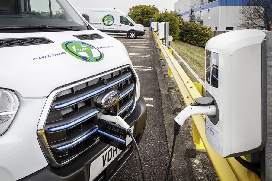 Ford-E-Transit_primeras-pruebas-clientes-europeos_cargando