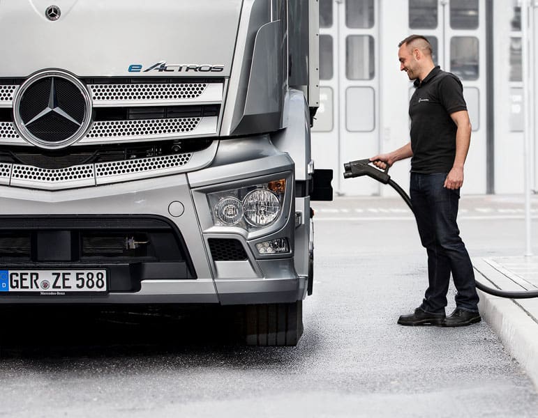 Carga-camion-electrico-Mercedes-Benz-Trucks