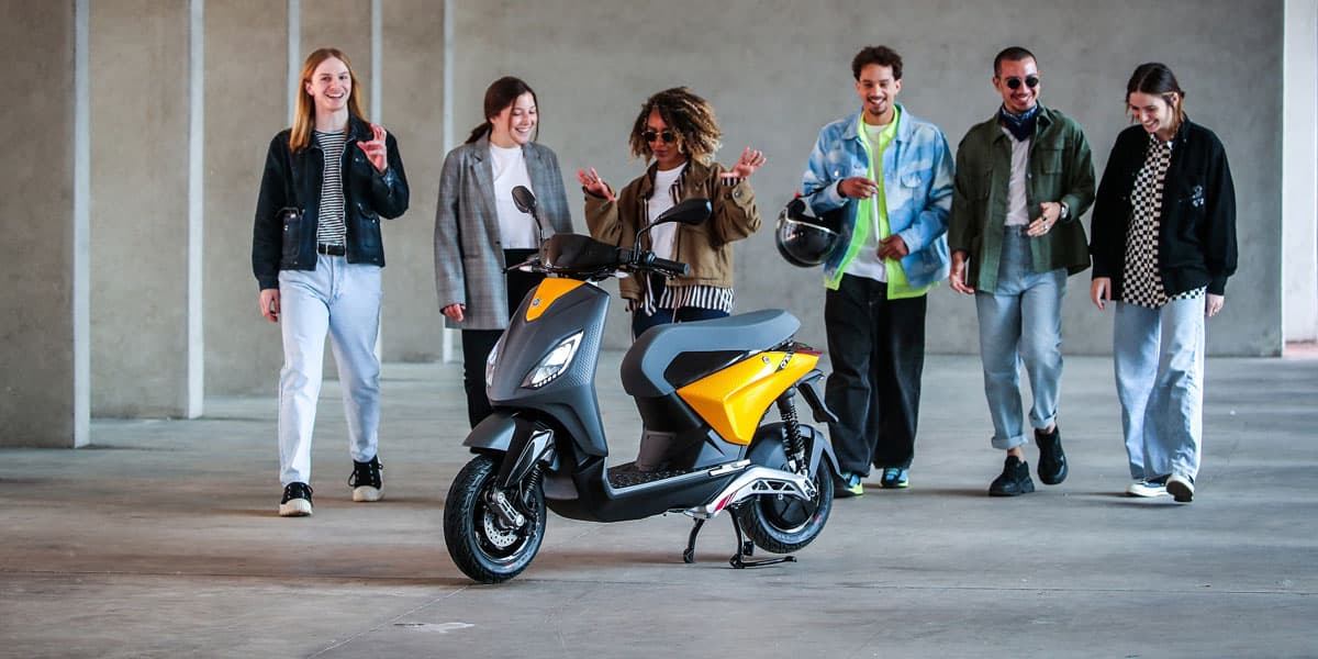 Nueva-scooter-electrica-Piaggio-ONE_gente