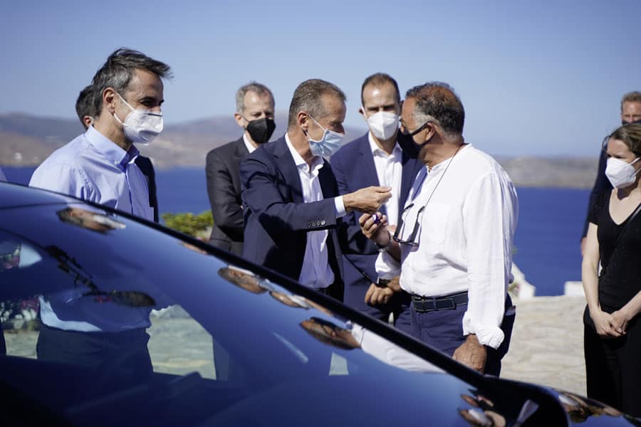 director-ejecutivo-Volkswagen_Herbert-Diess_primer-ministro-Grecia_Kyriakos-Mitsotakis_isla-griega-Astypalea
