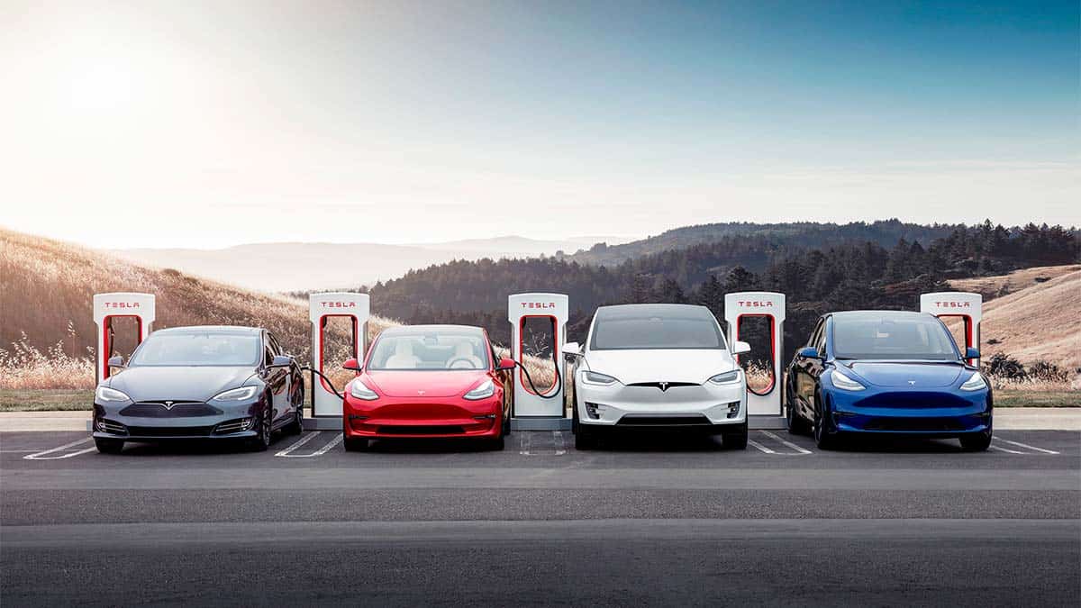 coches-tesla-cargando-en-superchargers