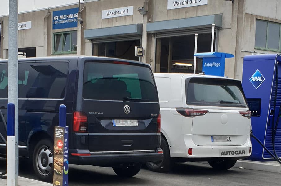 Volkswagen-ID-Buzz-primeras-imagenes_trasera-vs-Multivan