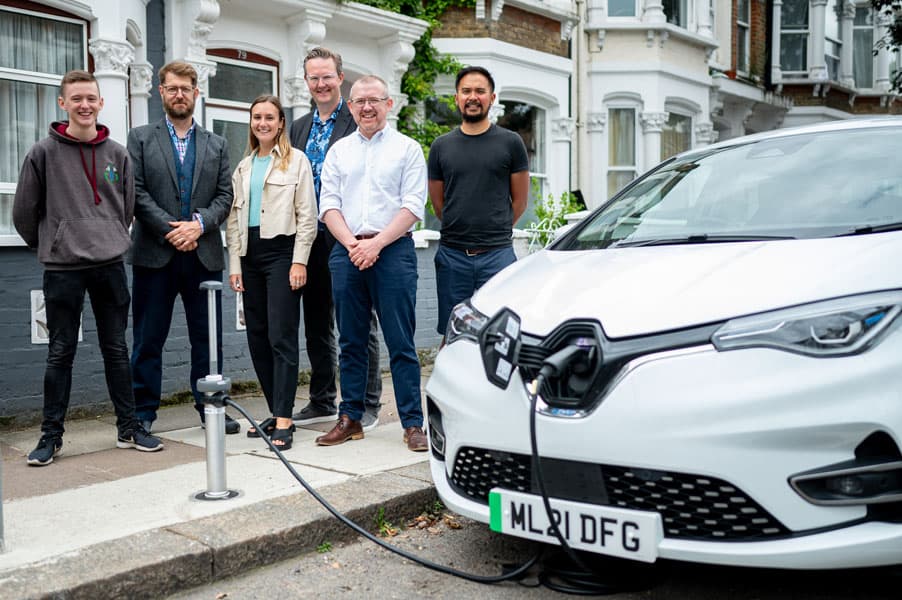 Puntos-carga-acera-retractiles-Trojan-Energy_cargando-Renault-Zoe