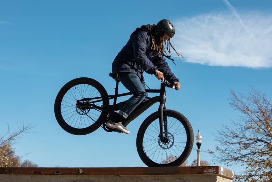 Bicicleta-electrica-Serial-1-Harley-Davidson_acrobacia