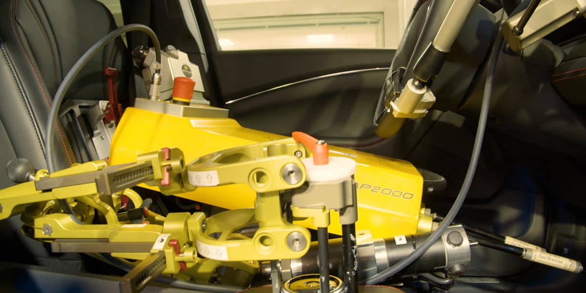 Ford-Mustang-Mach-E_pruebas-trasero-robotico