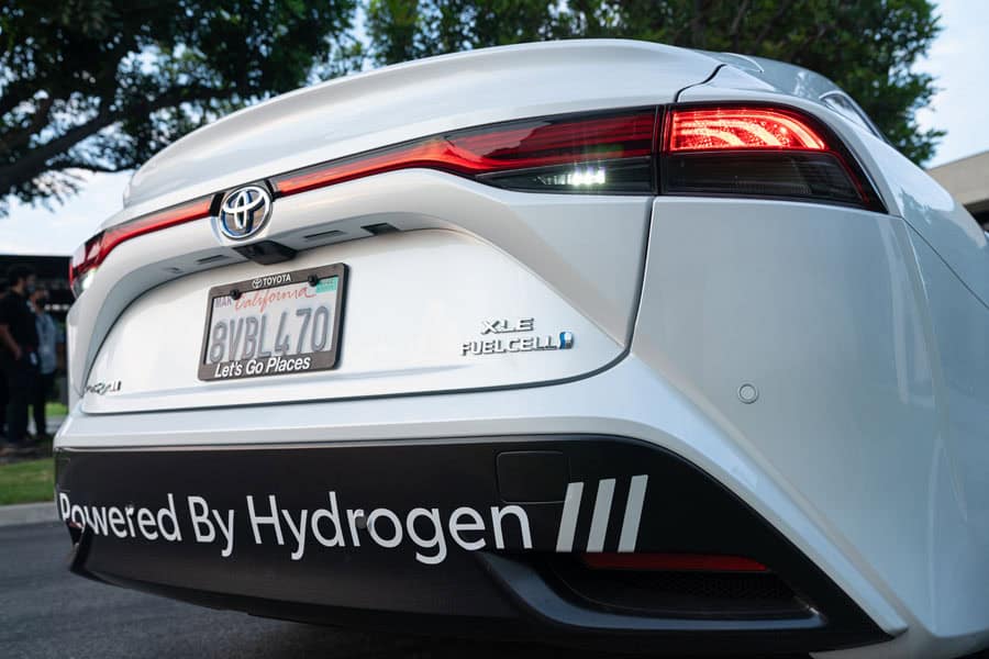 Toyota-Mirai-nuevo-Record-Guinness-autonomia_trasera