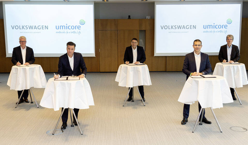 Grupo-Volkswagen-asociaciones-baterias_Umicore_firma