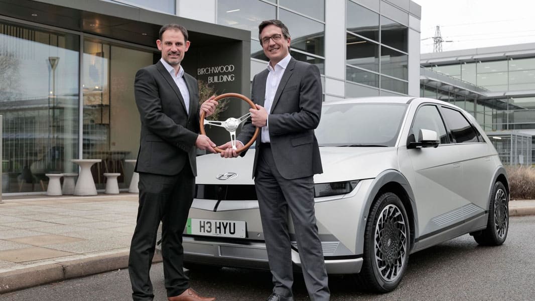 Entrega-premio-Hyundai-IONIQ-5_UK-Car-of-the-year-2022