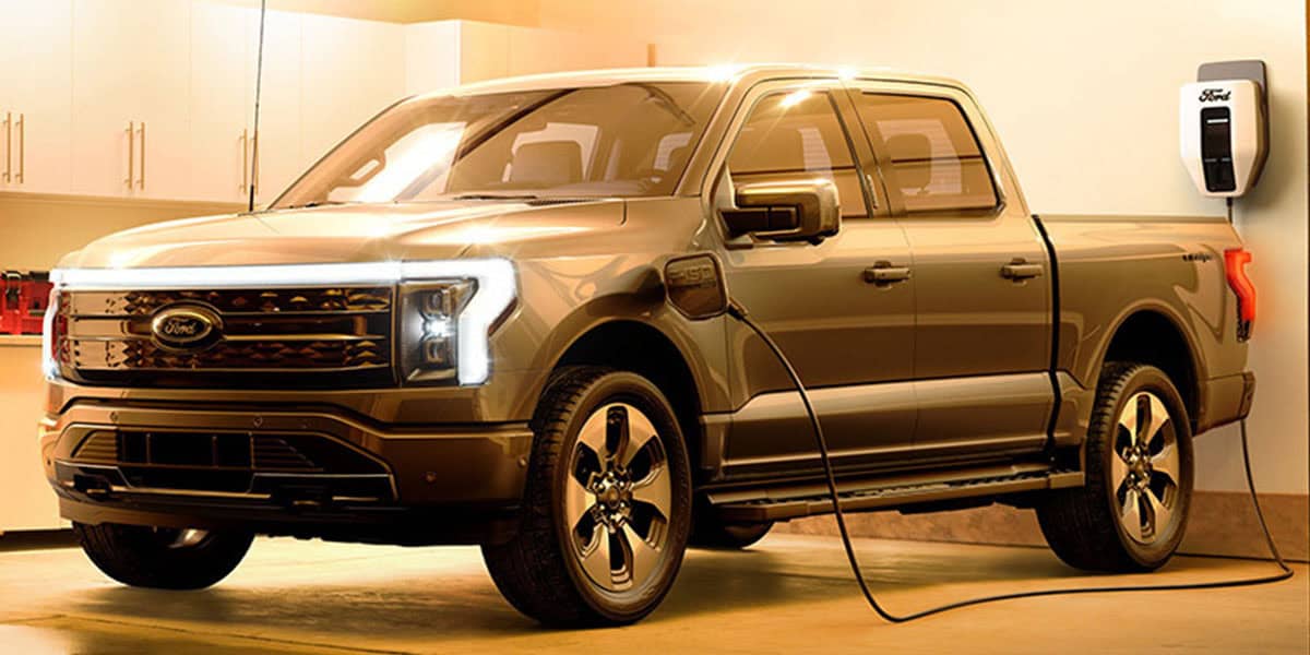 Ford-Charge-Station-Pro_pickup-electrica-Ford-F-150-Lightning-cargando