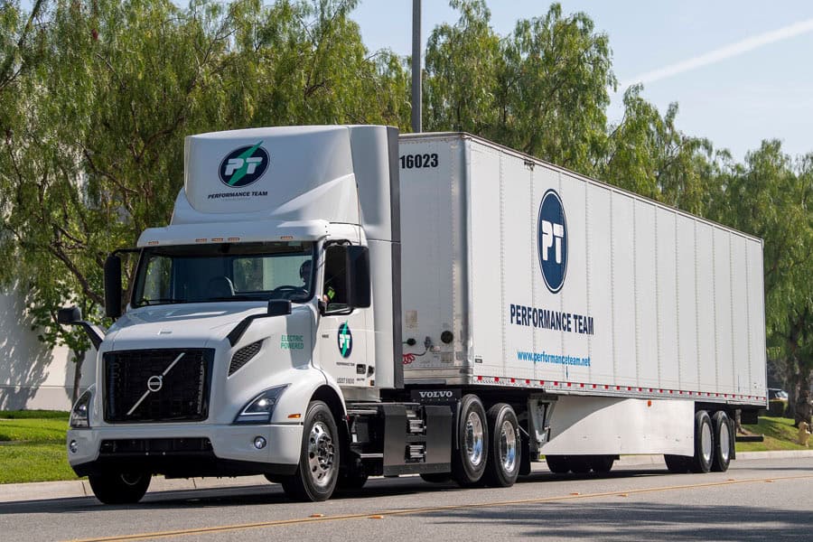 Pedido-camiones-electricos-Volvo-VNR-Electric_Performance-Team_Maersk