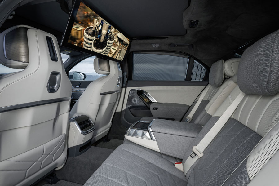 Nueva-berlina-electrica_BMW-i7-interior-plazas-traseras