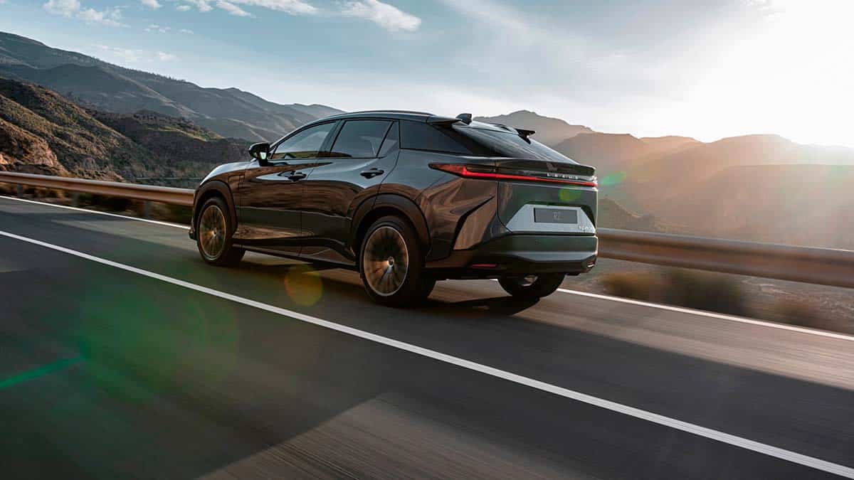 Vista trasera del Lexus RZ