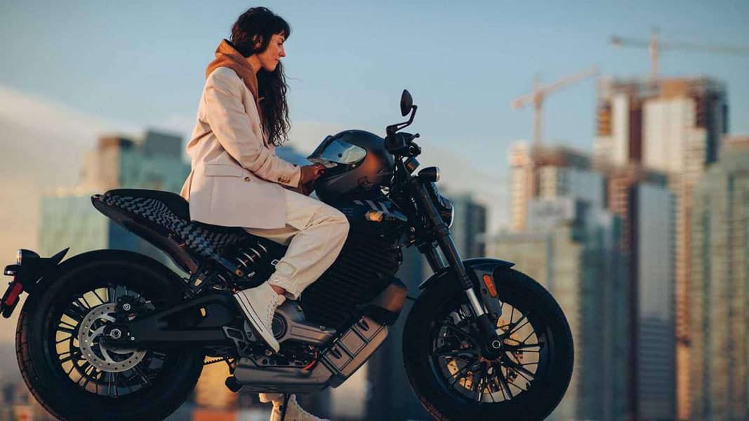Nueva-motocicleta-electrica-Harley_Davidson-LiveWire-Del-Mar_mujer