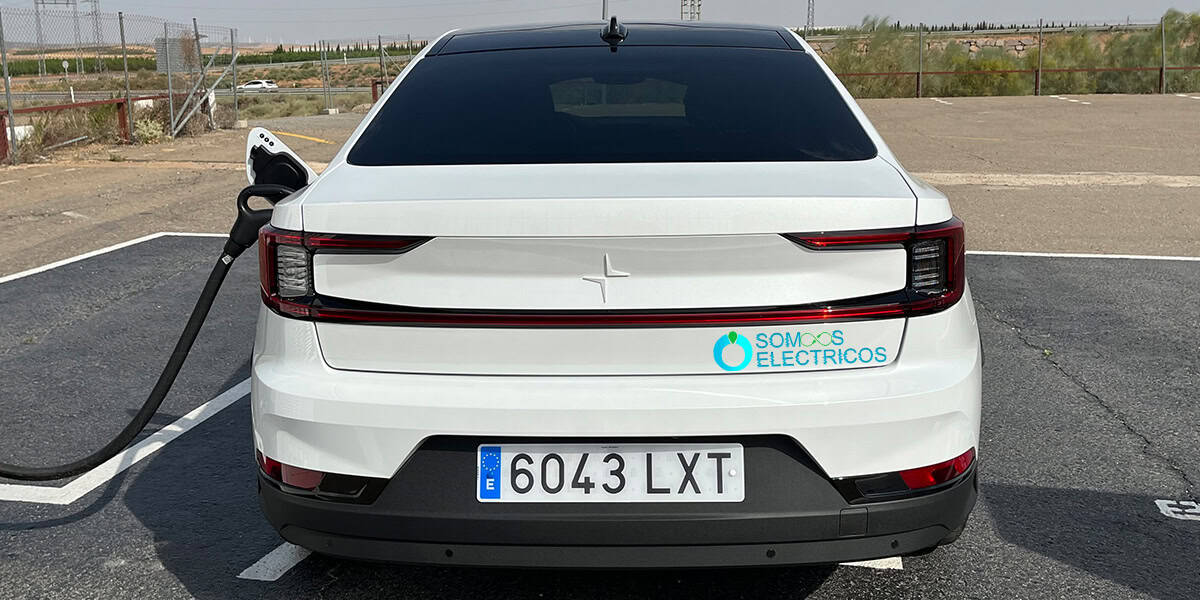 Polestar-2_Long-Range-Dual-Motor-Performance_trasera-cargando