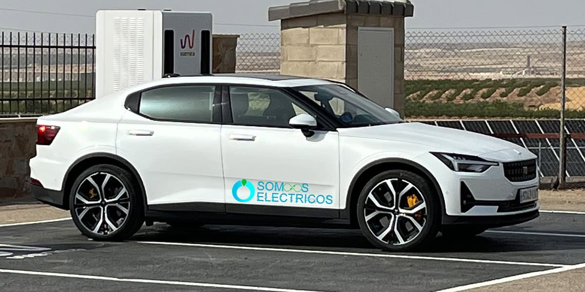 Polestar-2_Long-Range-Dual-Motor-Performance_cargando