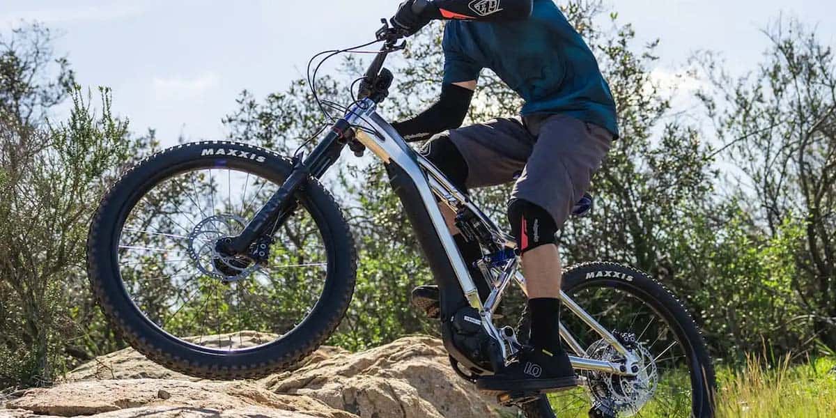 Bicicleta-electrica-Yamaha_YDX-MORO-07_edicion-30-aniversario_