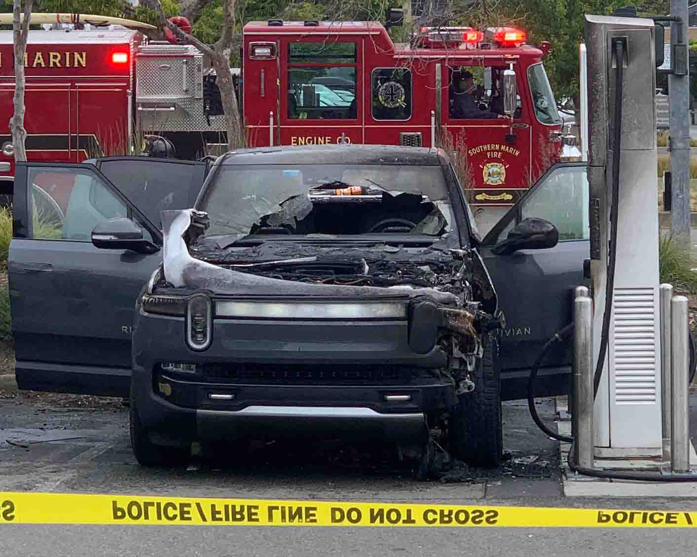 Rivian-R1T-incendio-estacion-carga-California_