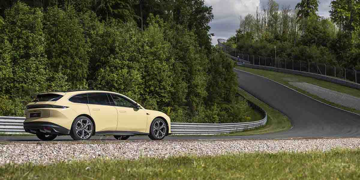 NIO-ET5-Touring_carretera