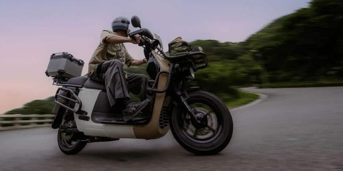 Gogoro-CrossOver-Smartscooter_carretera