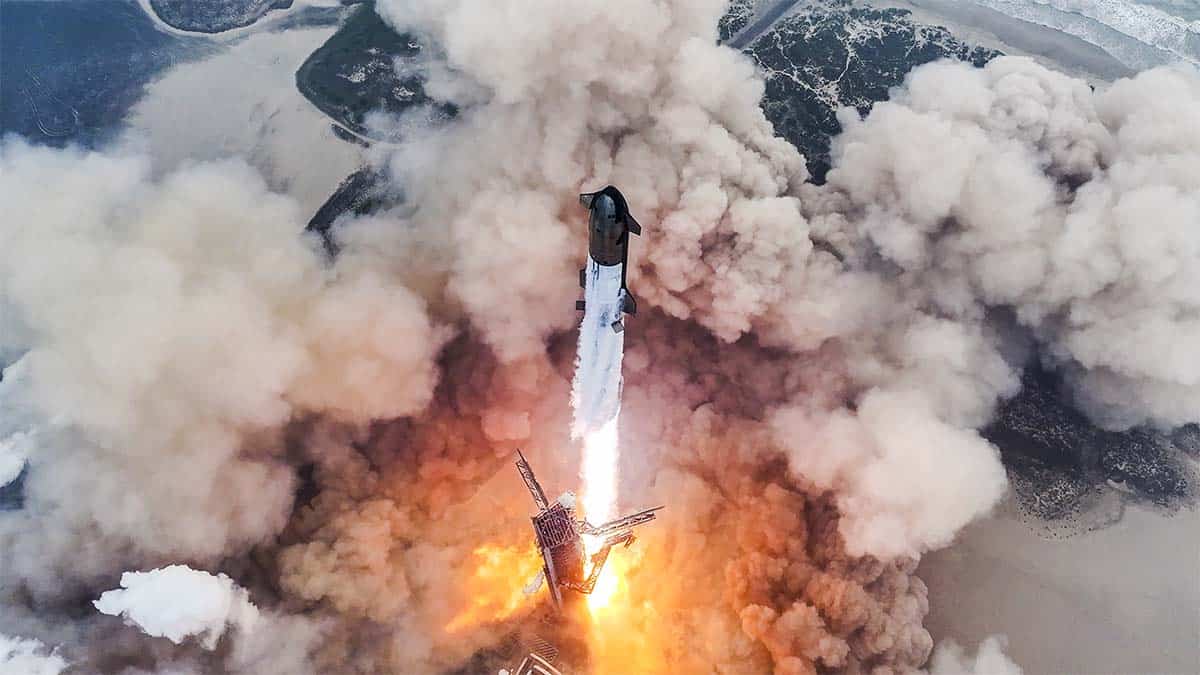 Starship en el proceso de despegue en el cuarto vuelo