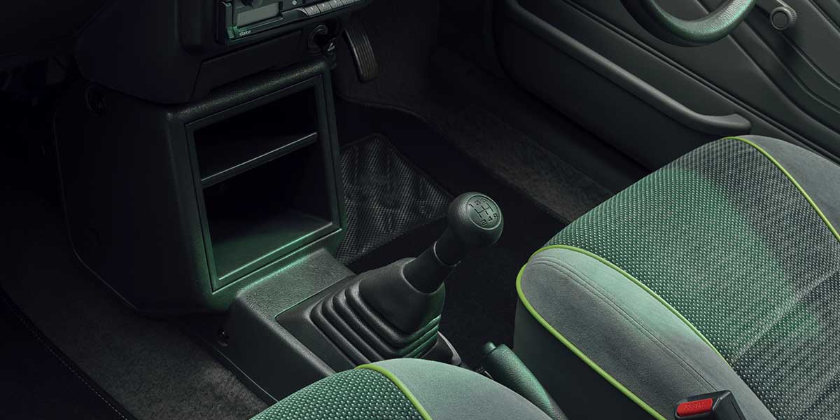 KIA-Pride-EV-restomod_interior-cambio
