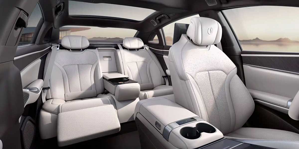 BYD-Denza-Z9_interior-reposapies