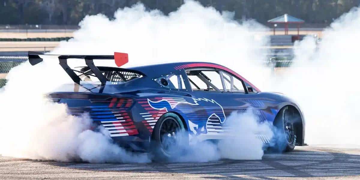Ford-Mach-E-NASCAR-EV_t