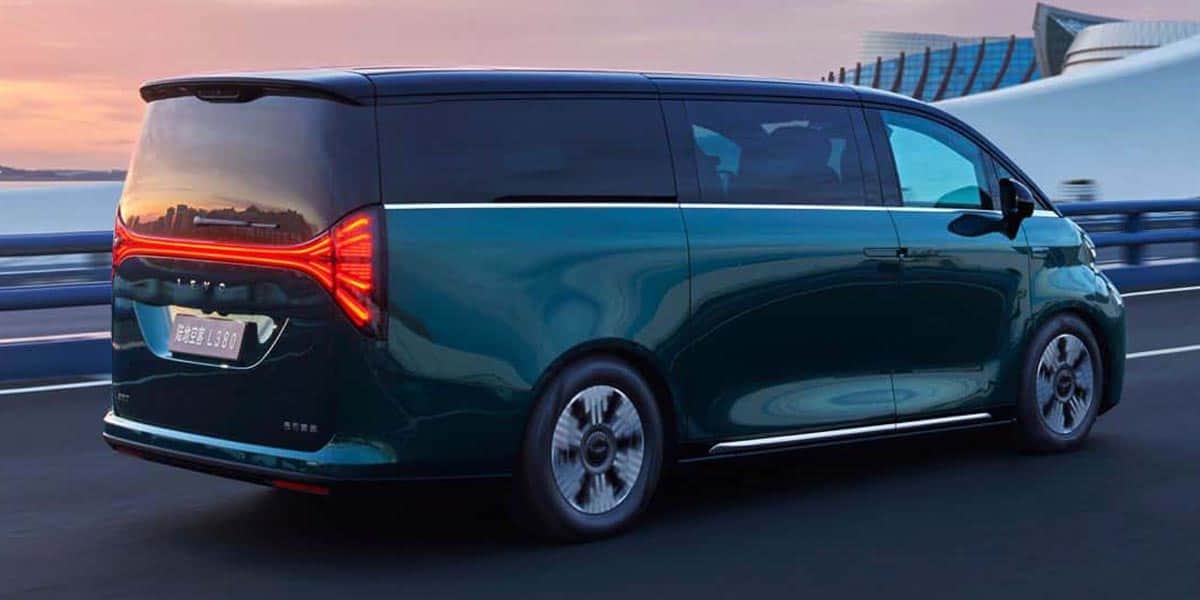 Geely-Galaxy-LEVC-L380_trasera
