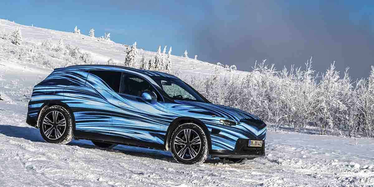 Mercedes-Benz-GLC-electrico_pruebas-invernales_lateral