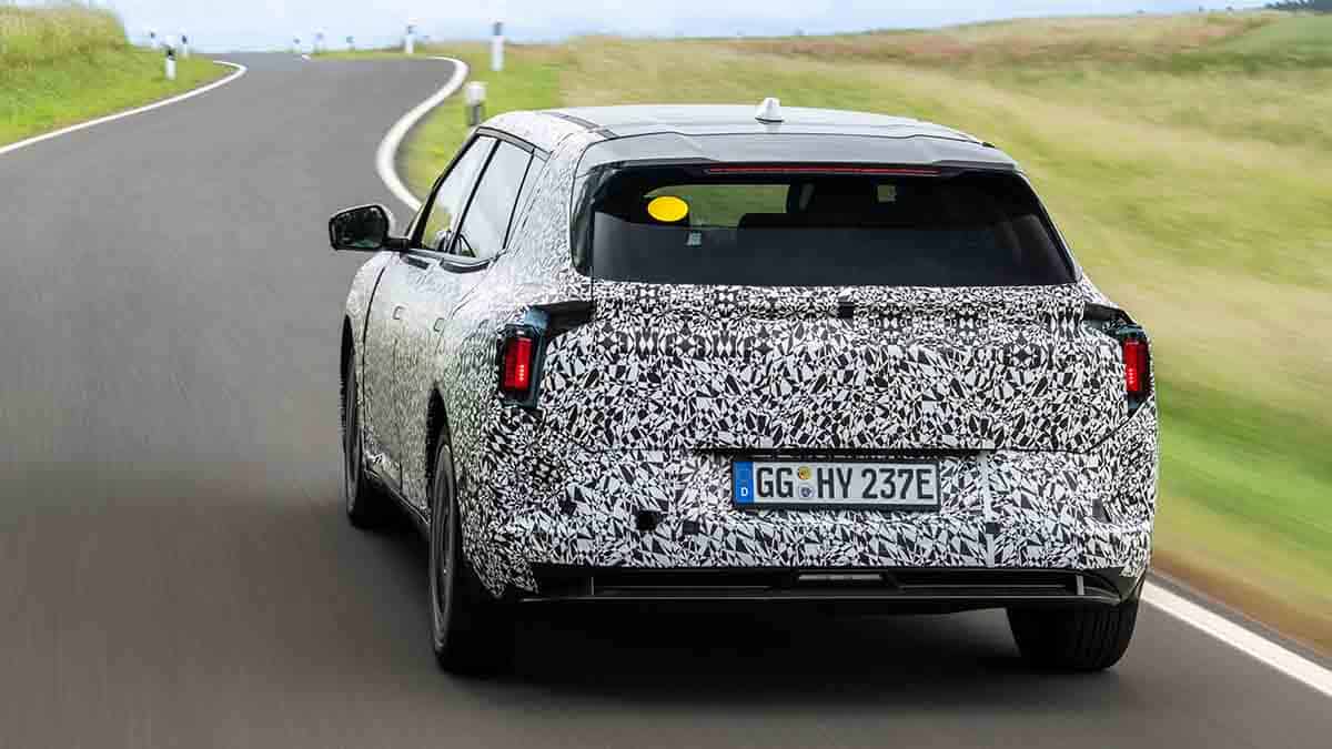 KIA-EV4-pruebas-carretera_trasera