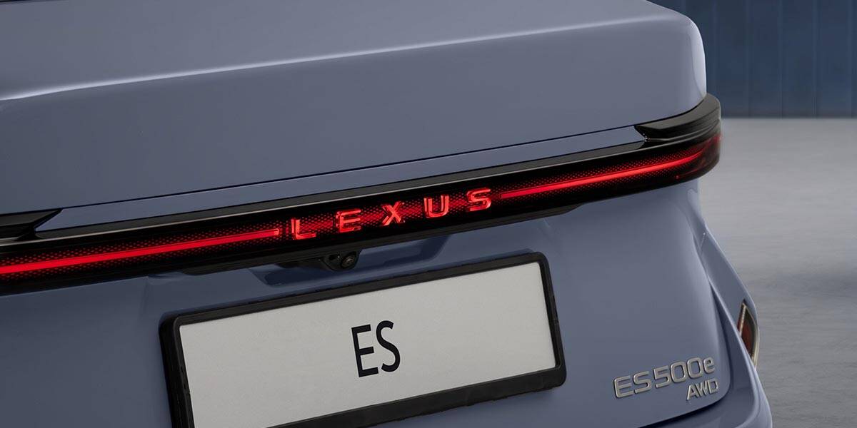Lexus-ES_trasera_