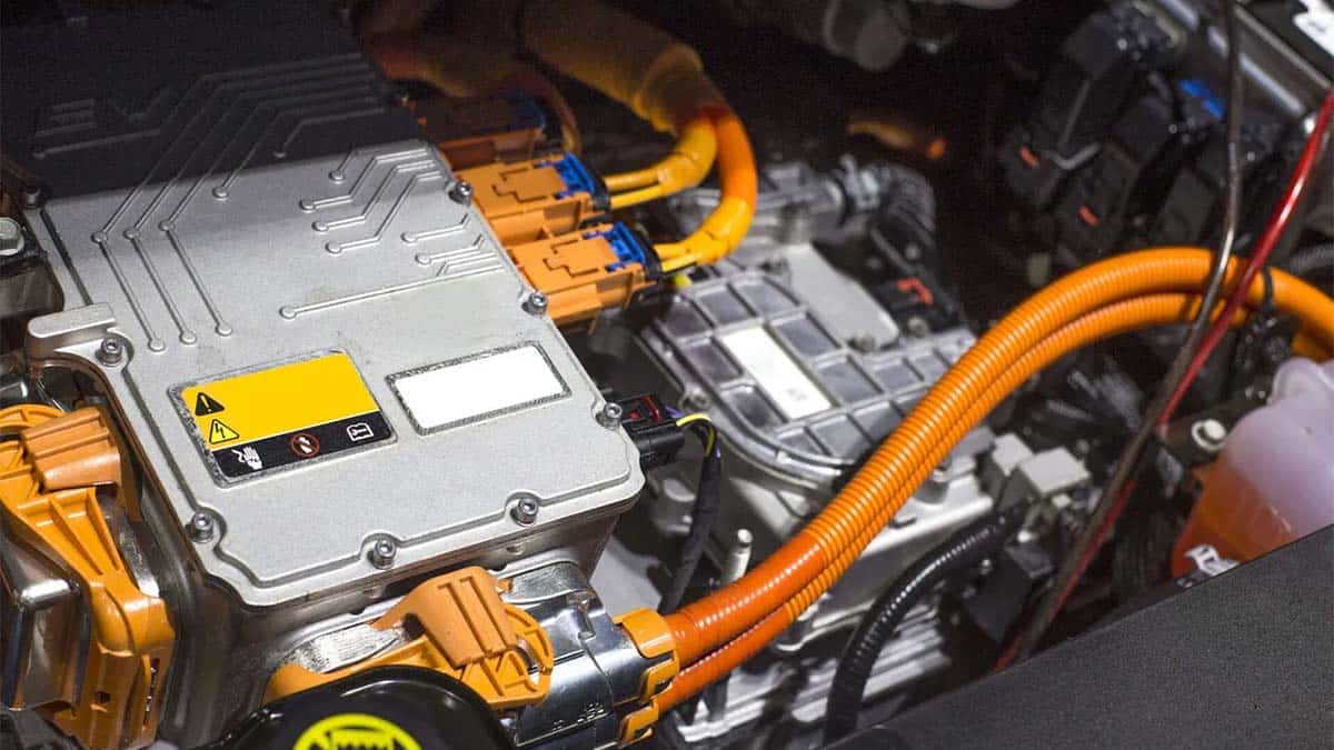 Imagen de la batería de un vehículo eléctrico con componentes y cables en detalle.