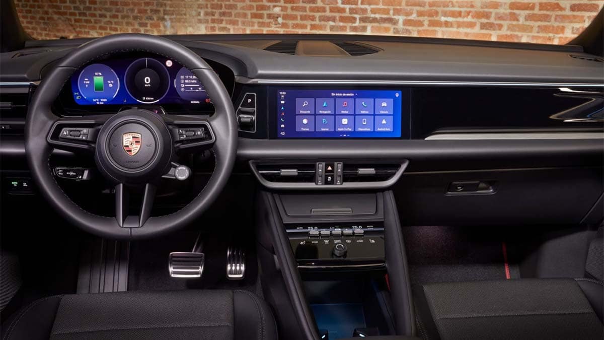 Panel digital y sistema de infoentretenimiento en interior de coche eléctrico Porsche.
