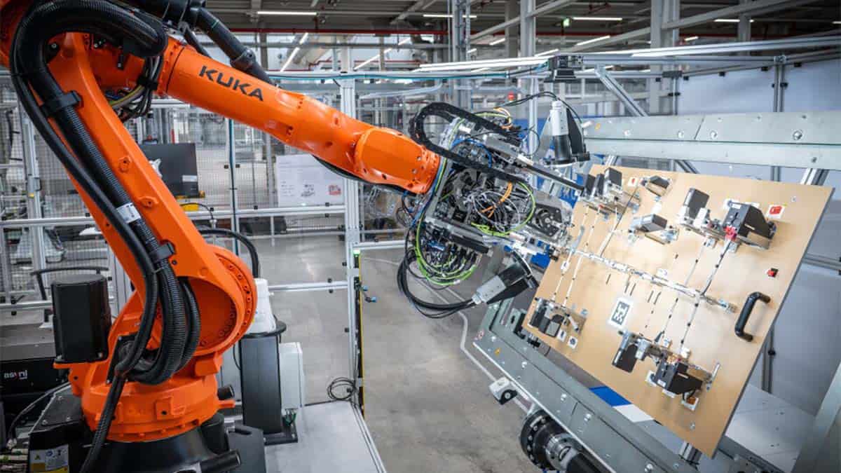 Robótica avanzada en fabricación de vehículos eléctricos en una fábrica moderna.