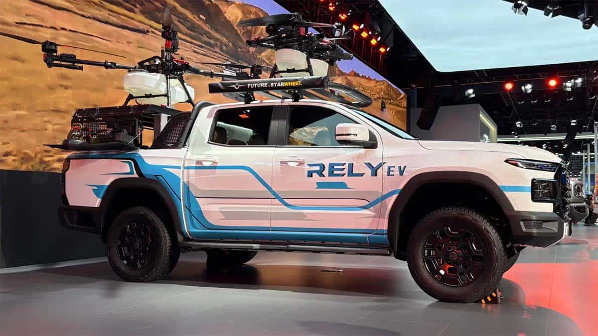 Vehículo eléctrico de exploración con drones para tecnología y movilidad eléctrica en exhibición.