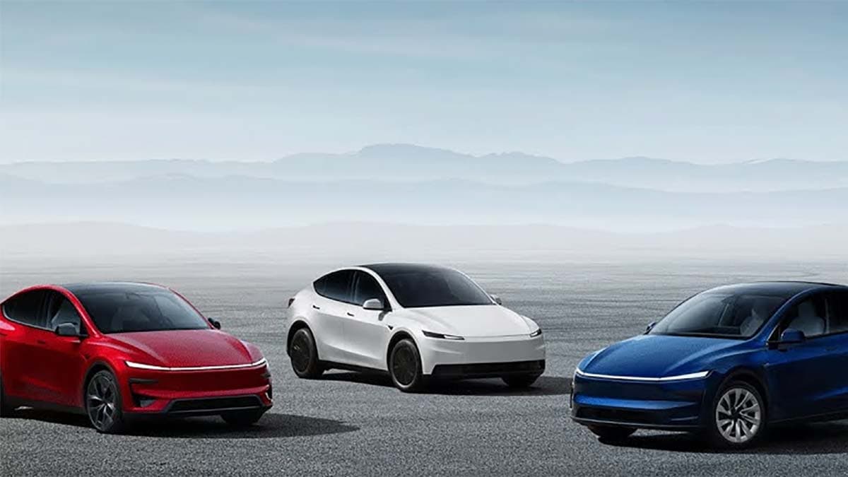 Evocadores autos eléctricos en un paisaje con montañas y cielo despejado, destacando la movilidad eléctrica moderna y ecológica.