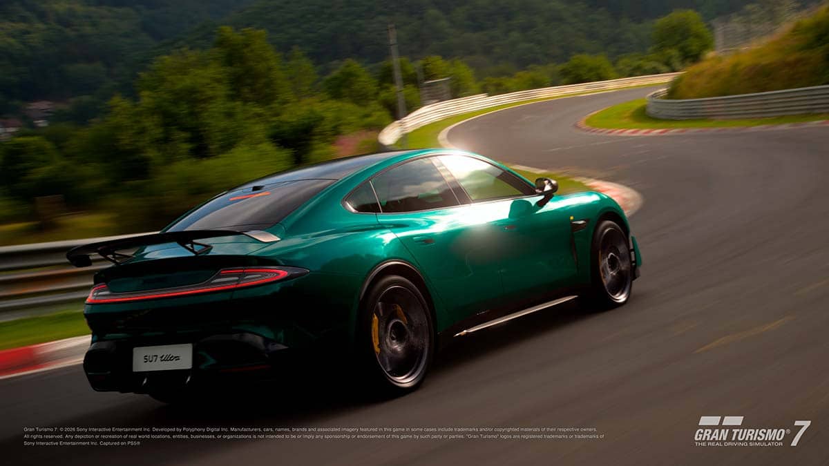 Coche deportivo eléctrico verde en circuito de montaña, velocidad y adrenalina.