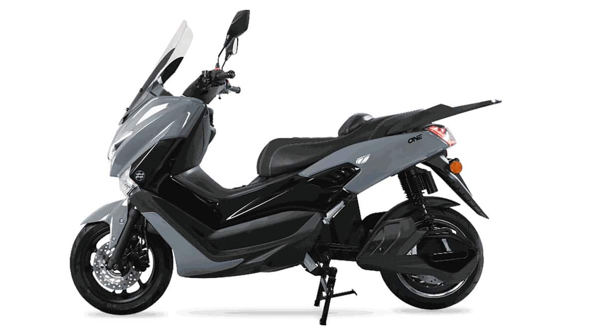 Imagen de una scooter eléctrica gris y negra, perfecta para movilidad sostenible y urbana.