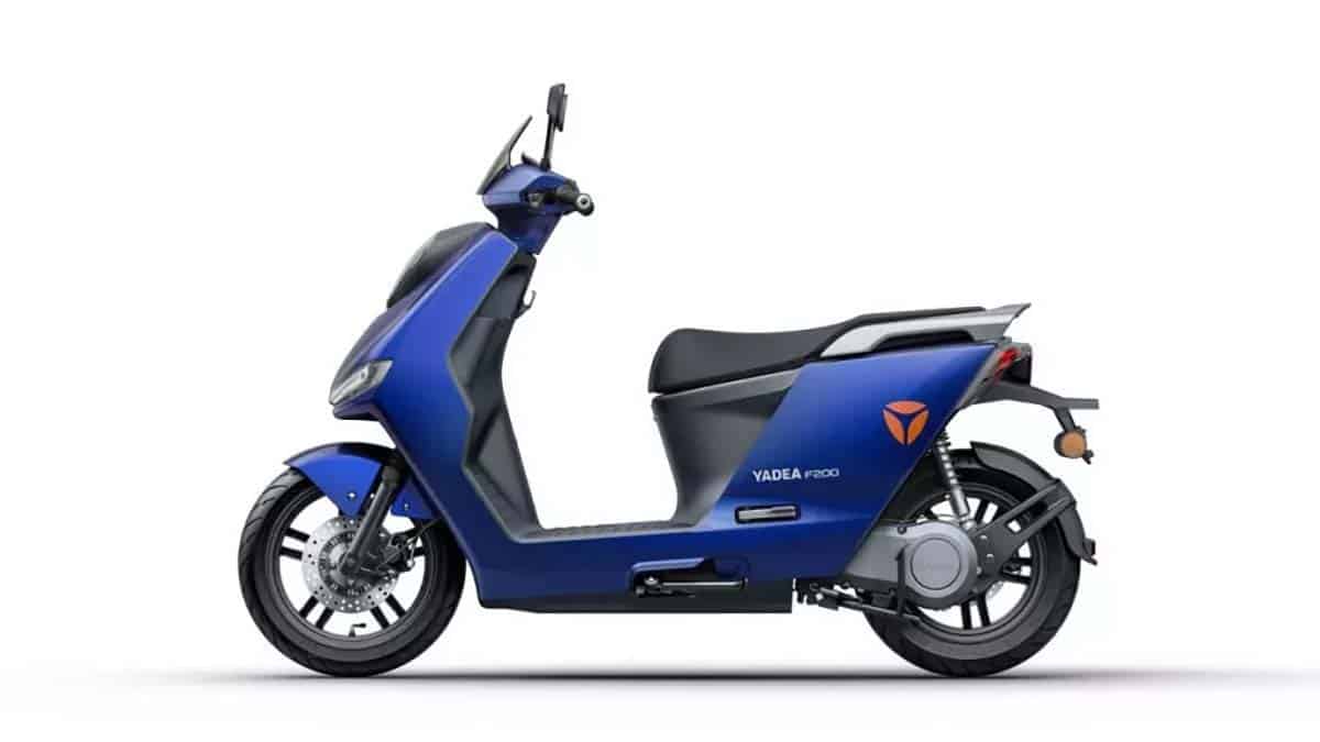 Scooter eléctrico azul para movilidad urbana sostenible y ecológica.