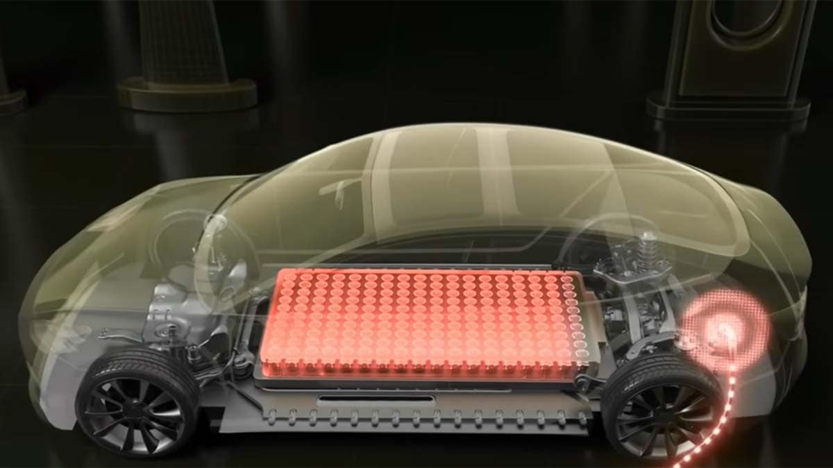 ALT: Visualización de la batería de un coche eléctrico y su sistema de alimentación.