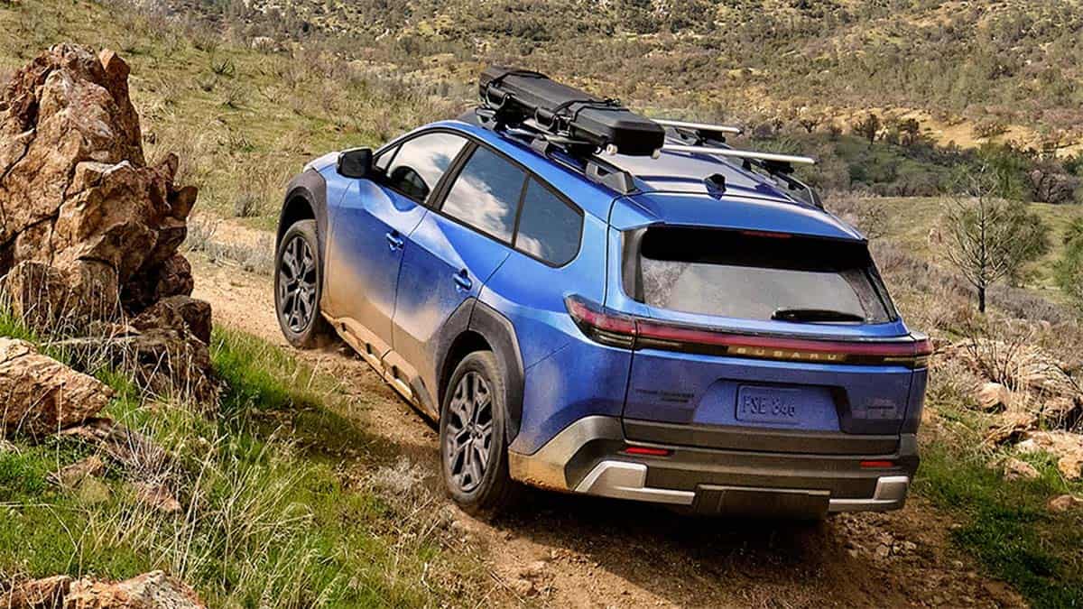 Imagen del nuevo Subaru E-Outback yendo por un camino de tierra
